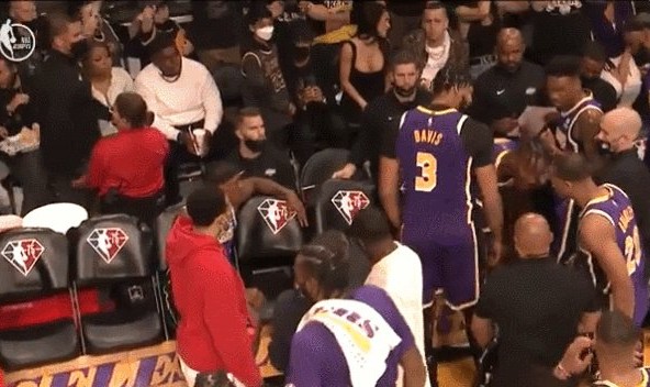 开云-湖人冲突为何而起？浓眉侵略性不足被霍华德聊破防